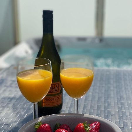 Premium Accommodation With Luxury Hot-Tub And Decking Area, Near Fantasy Island 英戈尔德梅尔斯 外观 照片