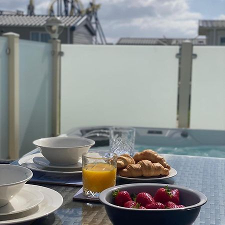 Premium Accommodation With Luxury Hot-Tub And Decking Area, Near Fantasy Island 英戈尔德梅尔斯 外观 照片