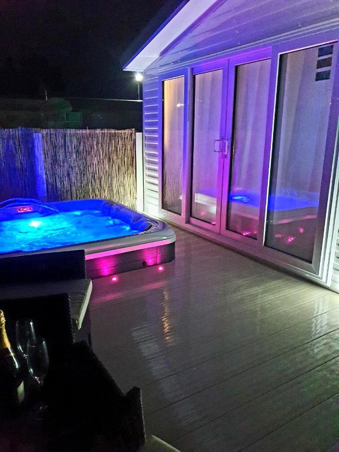 Premium Accommodation With Luxury Hot-Tub And Decking Area, Near Fantasy Island 英戈尔德梅尔斯 外观 照片