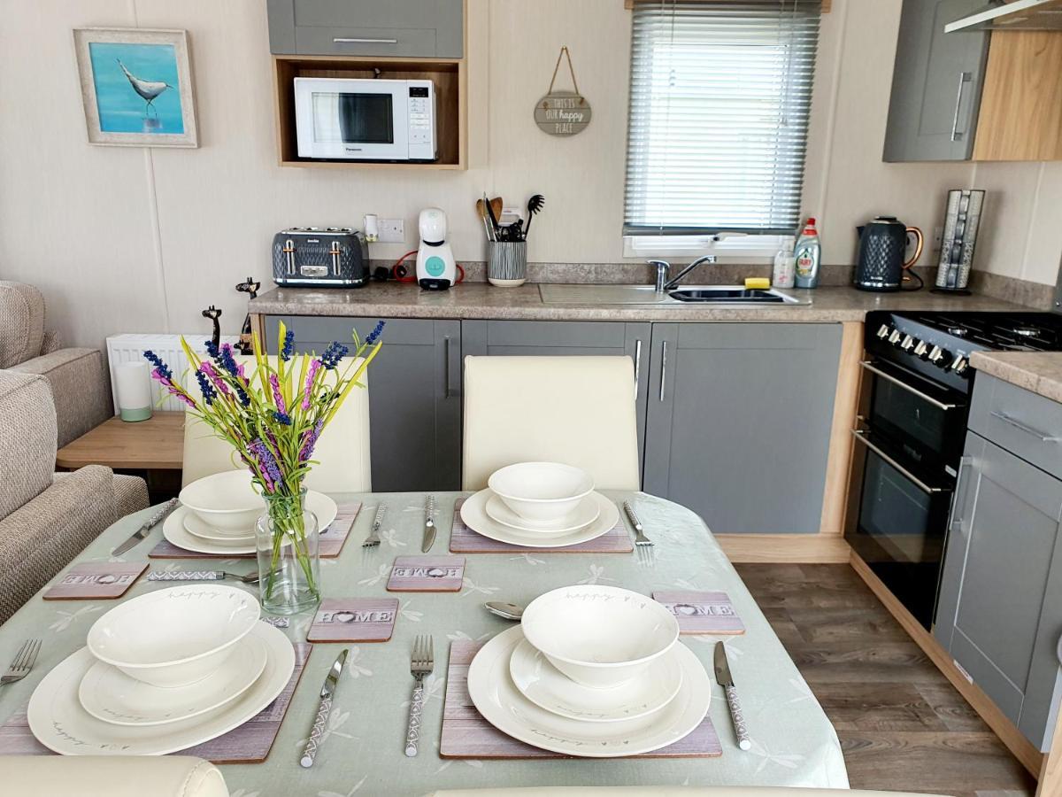 Premium Accommodation With Luxury Hot-Tub And Decking Area, Near Fantasy Island 英戈尔德梅尔斯 客房 照片