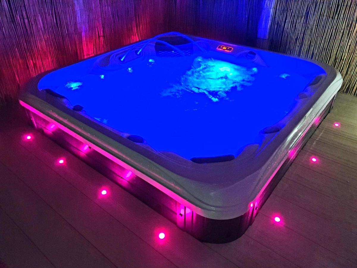 Premium Accommodation With Luxury Hot-Tub And Decking Area, Near Fantasy Island 英戈尔德梅尔斯 外观 照片