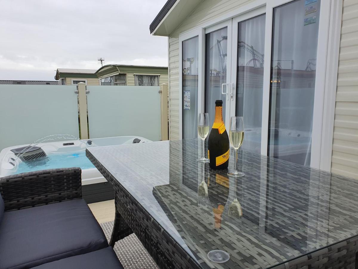 Premium Accommodation With Luxury Hot-Tub And Decking Area, Near Fantasy Island 英戈尔德梅尔斯 外观 照片