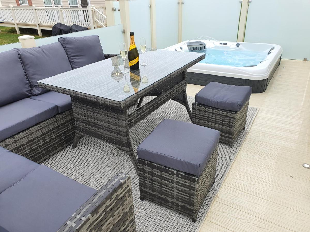 Premium Accommodation With Luxury Hot-Tub And Decking Area, Near Fantasy Island 英戈尔德梅尔斯 外观 照片