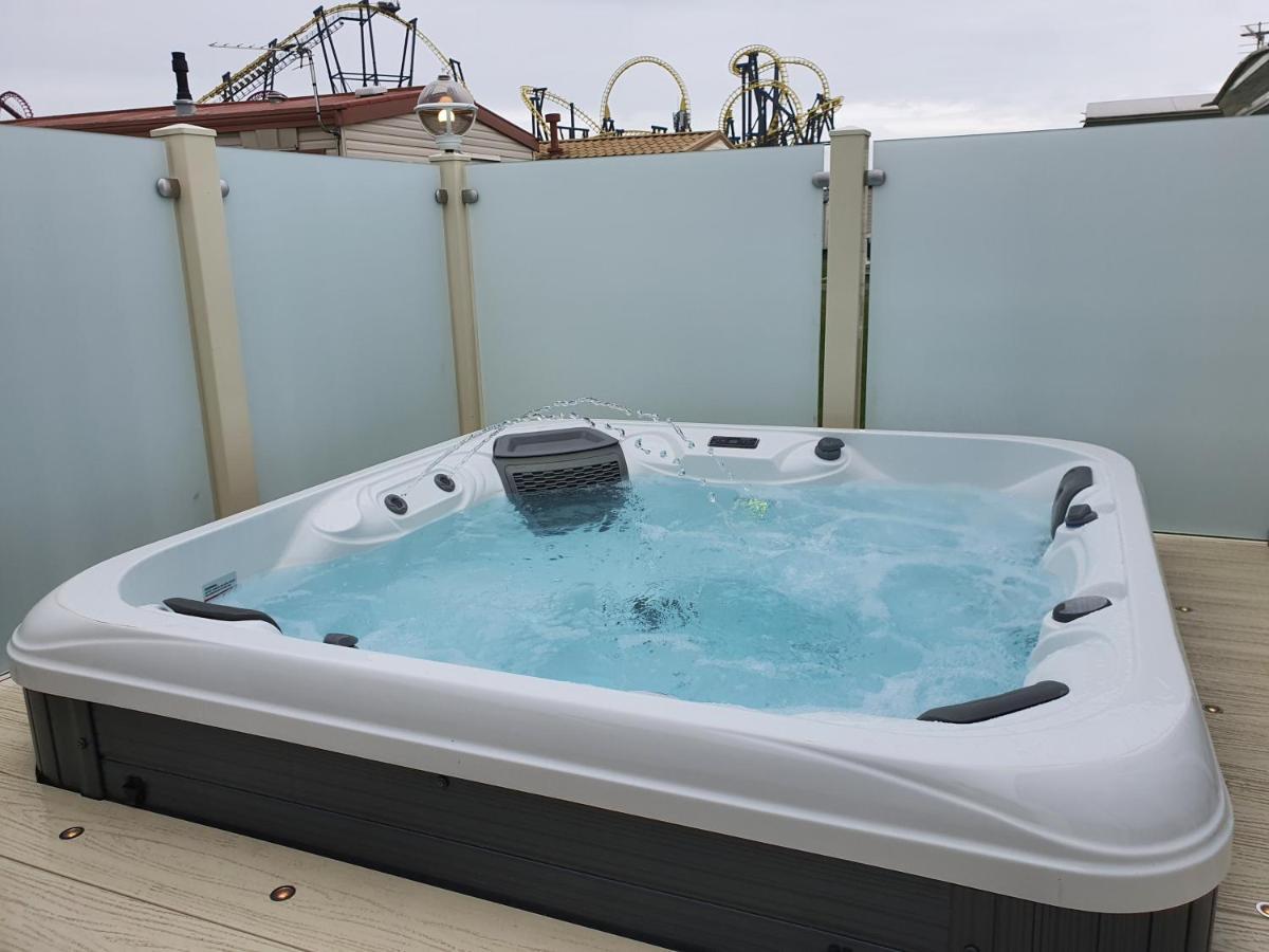 Premium Accommodation With Luxury Hot-Tub And Decking Area, Near Fantasy Island 英戈尔德梅尔斯 外观 照片