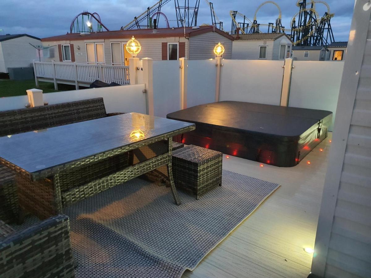 Premium Accommodation With Luxury Hot-Tub And Decking Area, Near Fantasy Island 英戈尔德梅尔斯 外观 照片