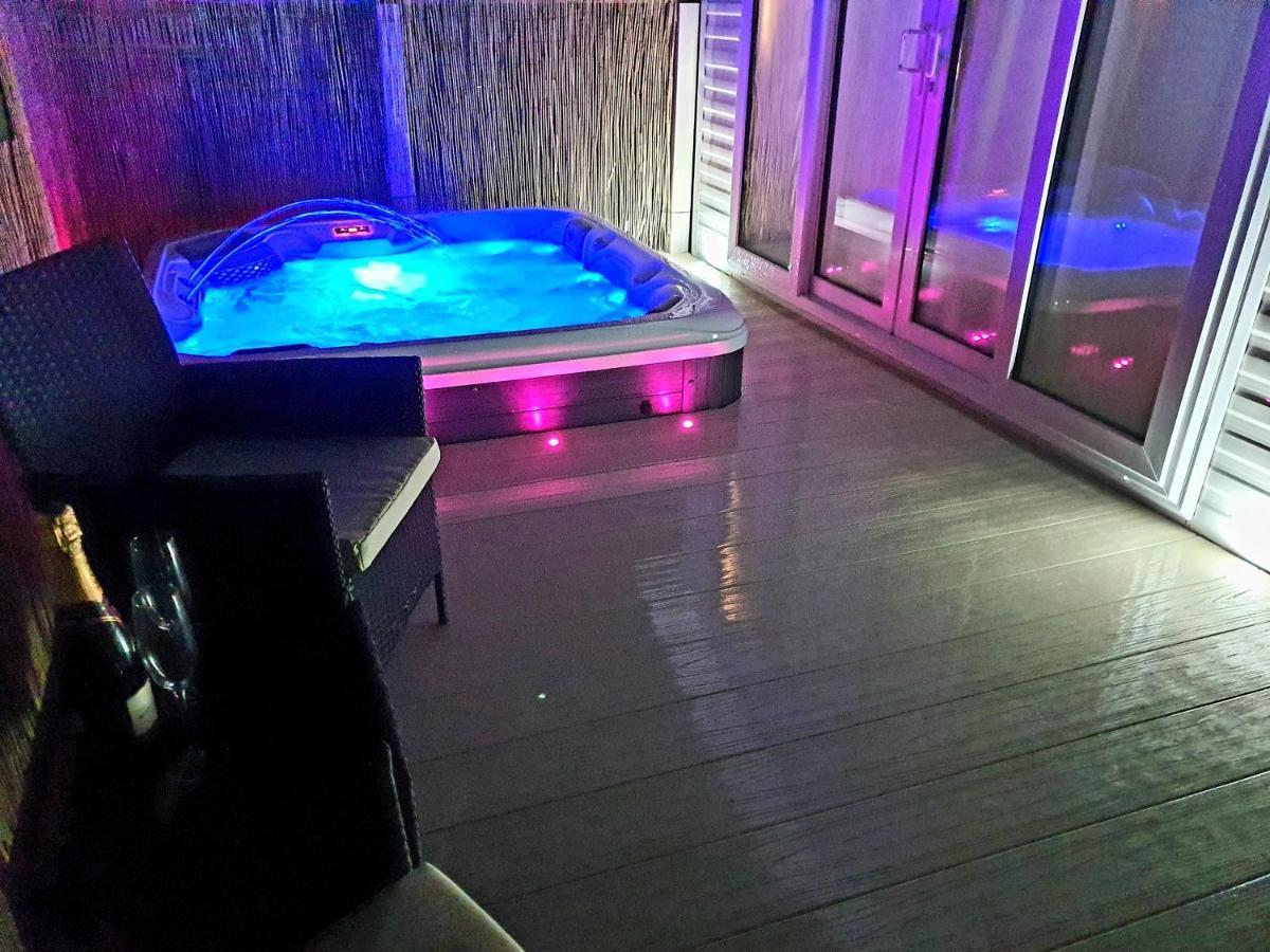 Premium Accommodation With Luxury Hot-Tub And Decking Area, Near Fantasy Island 英戈尔德梅尔斯 外观 照片