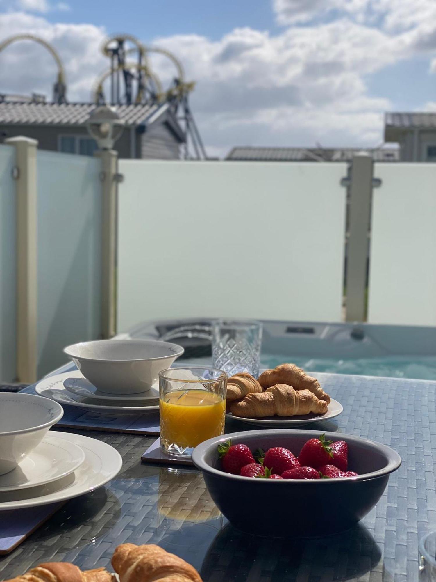 Premium Accommodation With Luxury Hot-Tub And Decking Area, Near Fantasy Island 英戈尔德梅尔斯 外观 照片