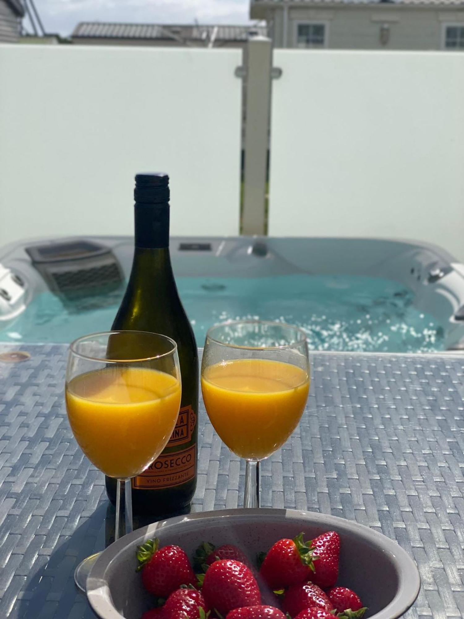 Premium Accommodation With Luxury Hot-Tub And Decking Area, Near Fantasy Island 英戈尔德梅尔斯 外观 照片