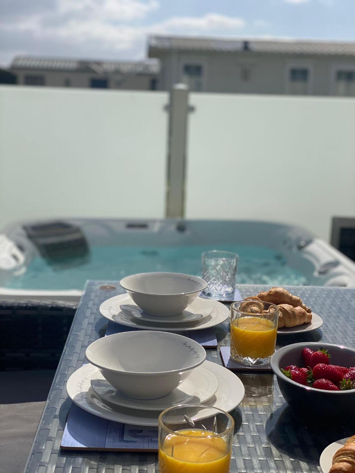 Premium Accommodation With Luxury Hot-Tub And Decking Area, Near Fantasy Island 英戈尔德梅尔斯 外观 照片