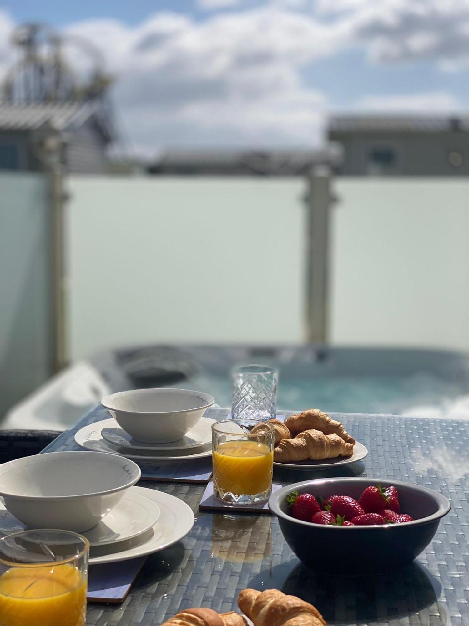 Premium Accommodation With Luxury Hot-Tub And Decking Area, Near Fantasy Island 英戈尔德梅尔斯 外观 照片
