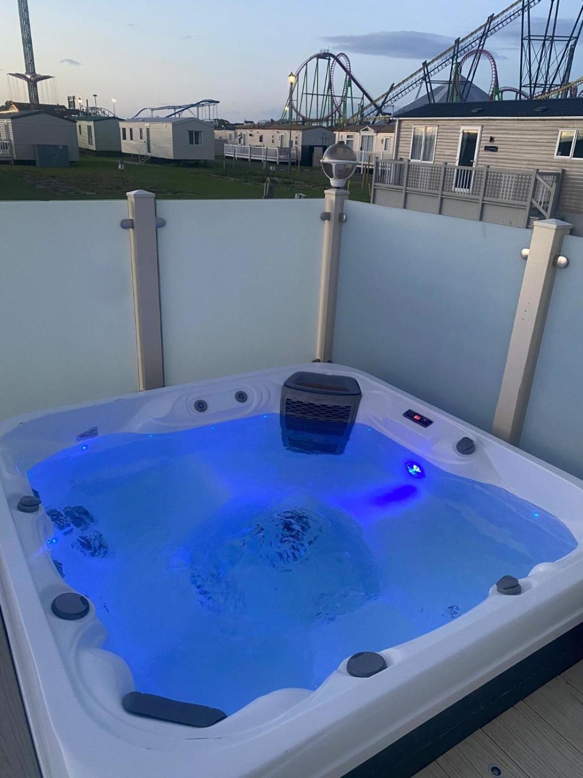 Premium Accommodation With Luxury Hot-Tub And Decking Area, Near Fantasy Island 英戈尔德梅尔斯 外观 照片