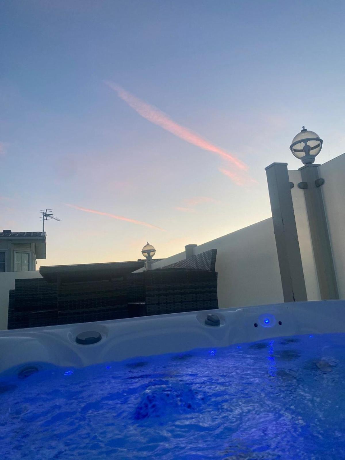 Premium Accommodation With Luxury Hot-Tub And Decking Area, Near Fantasy Island 英戈尔德梅尔斯 外观 照片
